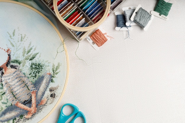 Stół z narzędziami do haftu